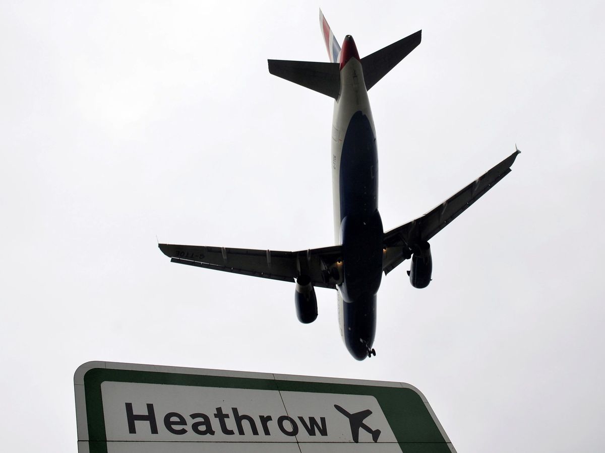 Foto: Un avión aterriza en el aeropuerto de Heathrow en Londres (Reino Unido). (Reuters)