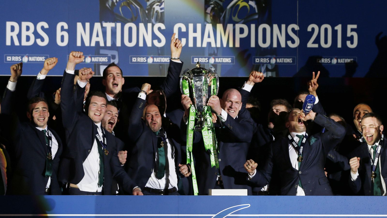 Foto: Los jugadores de Irlanda con el título de campeones (Reuters).