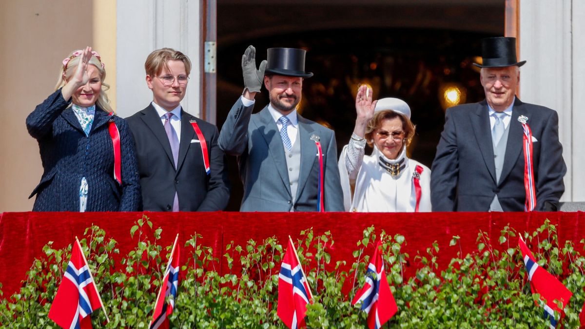 Un recuperado rey Harald y su familia presiden la fiesta nacional noruega