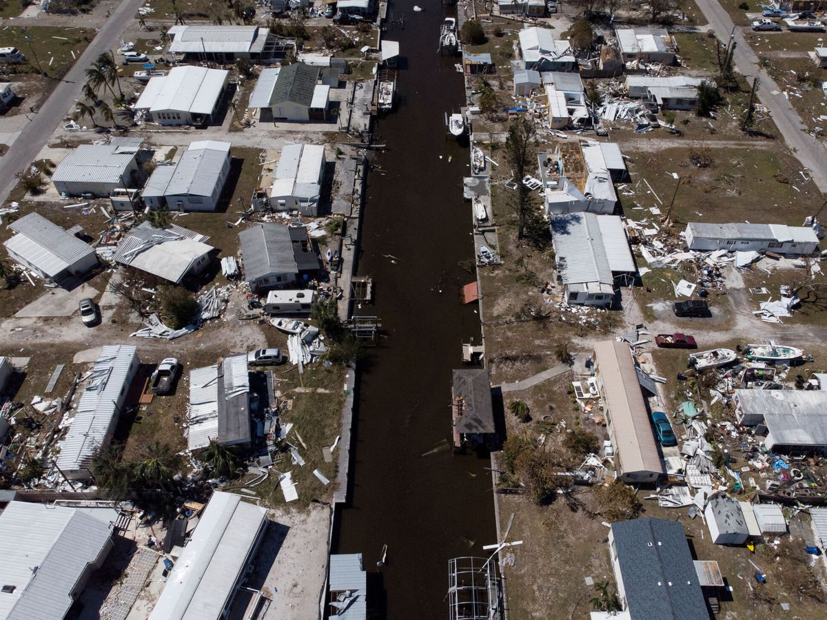 Foto: Casas, vehículos y embarcaciones destruidas tras el paso del huracán Ian en Pine Island, Florida. (Reuters/Marco Bello)