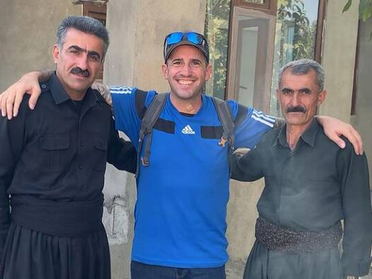 Foto: Santiago Sánchez, el español que iba caminando a Qatar por el Mundial de fútbol, en una foto en Irak (Instagram)
