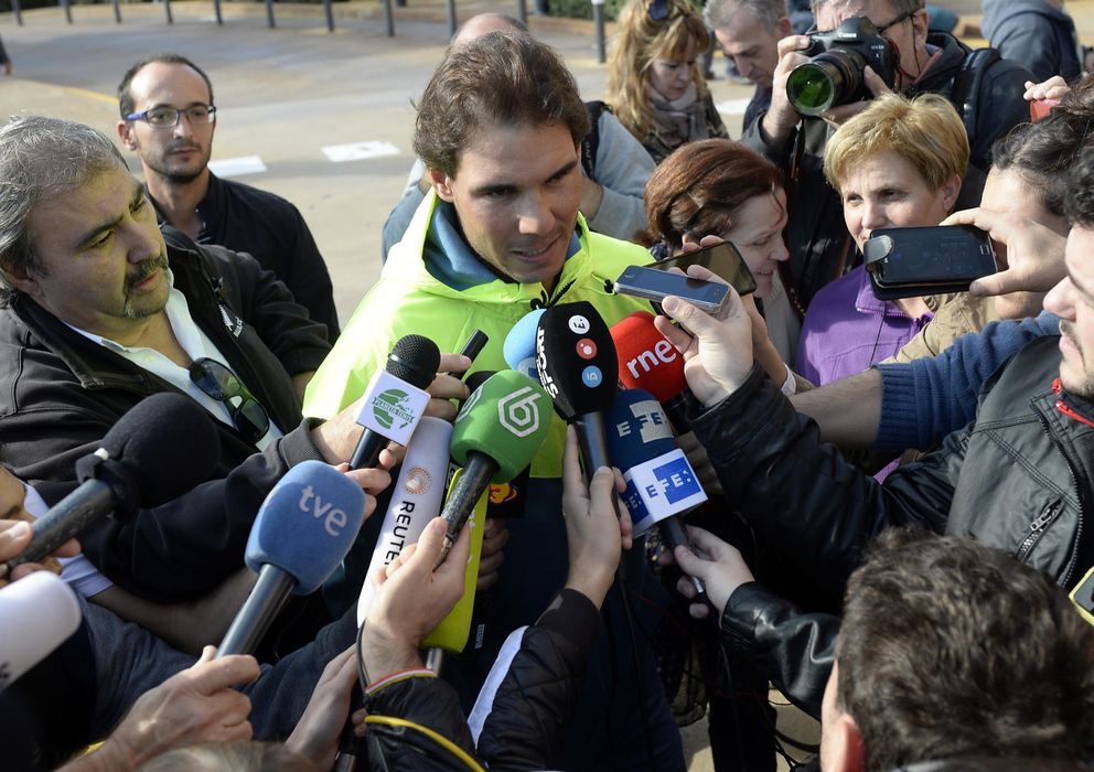 Foto: Rafa Nadal, atendiendo a los medios de comunicación tras su operación.
