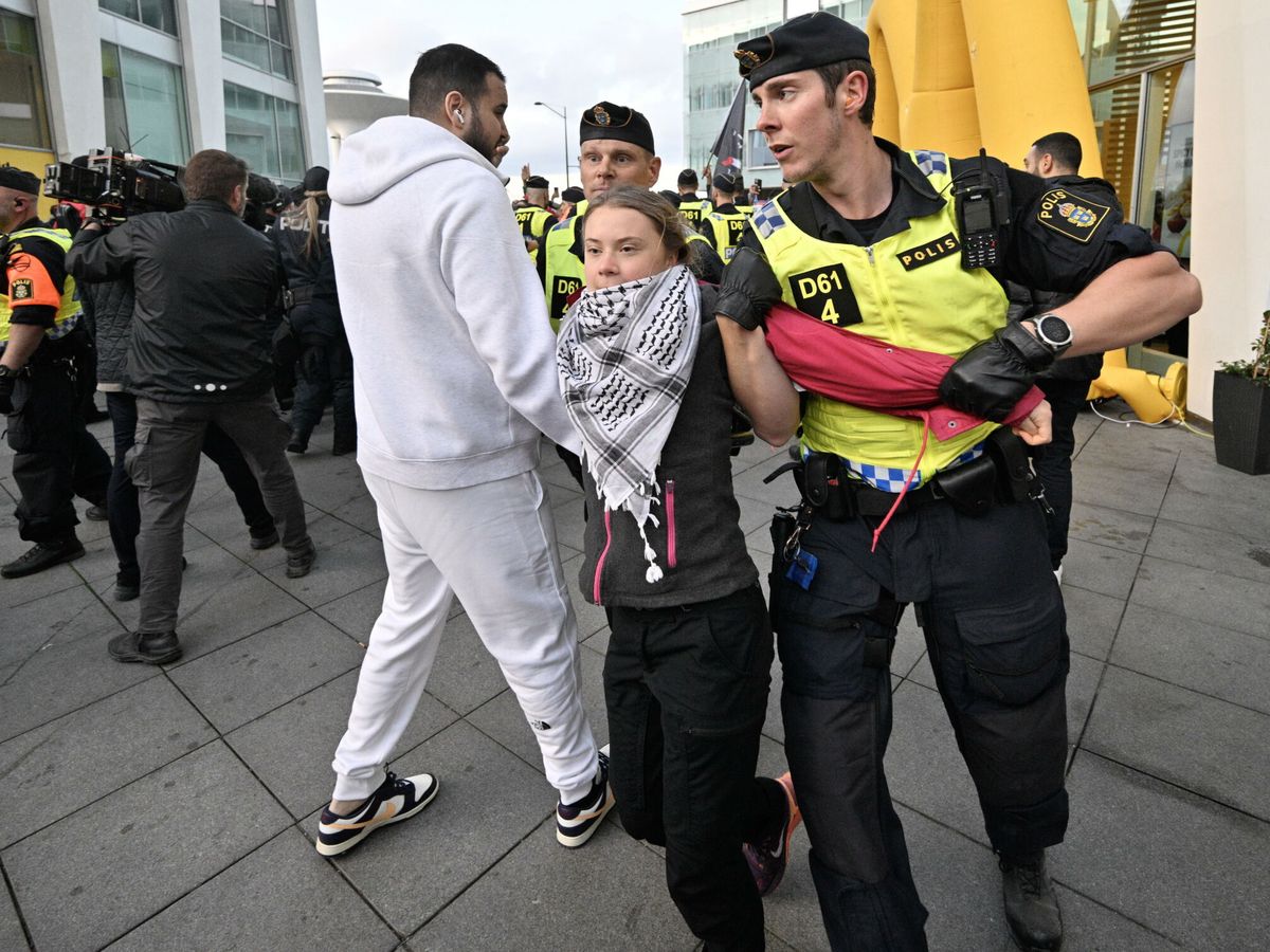Foto: La activista climática, Greta Thunberg, escoltada por la policía a las afueras del Malmö Arena. (EFE/Johan Nilsson)