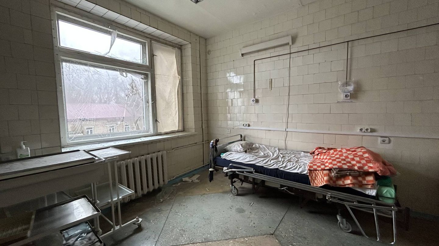 Una de las salas afectadas por la artillería, en el hospital de Avdiivka. (A. A.)