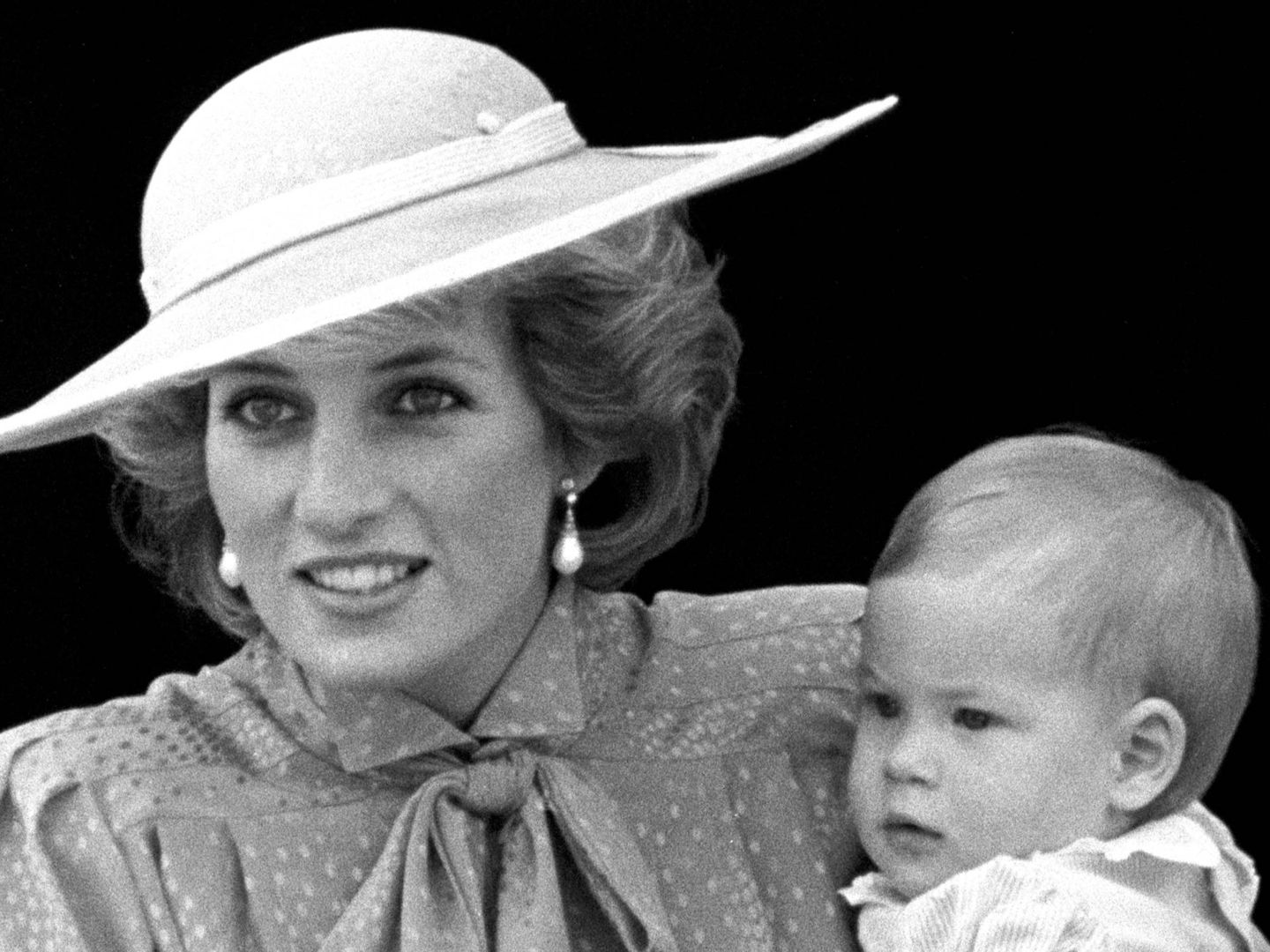 Diana de Gales, con su hijo Harry. (Getty)