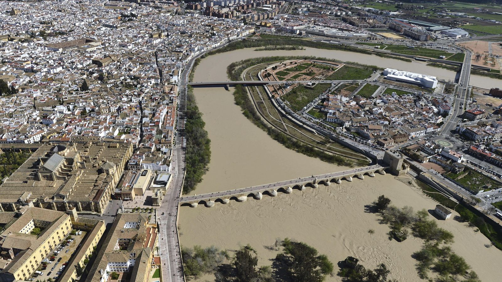 Foto: Un crecido Guadalquivir a su paso por Córdoba. (Efe)