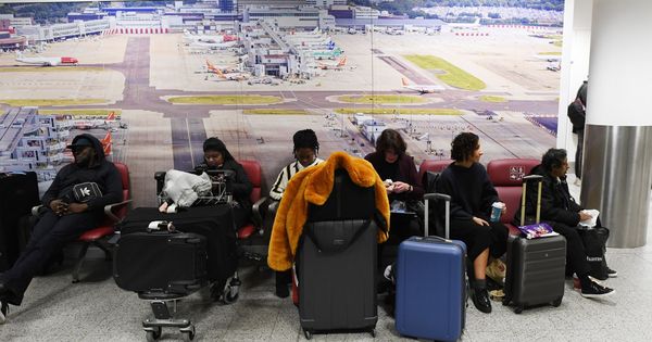 Foto: Pasajeros esperan en el aeropuerto de Gatwick tras ser reabierto, en Sussex, Reino Unido. (EFE)