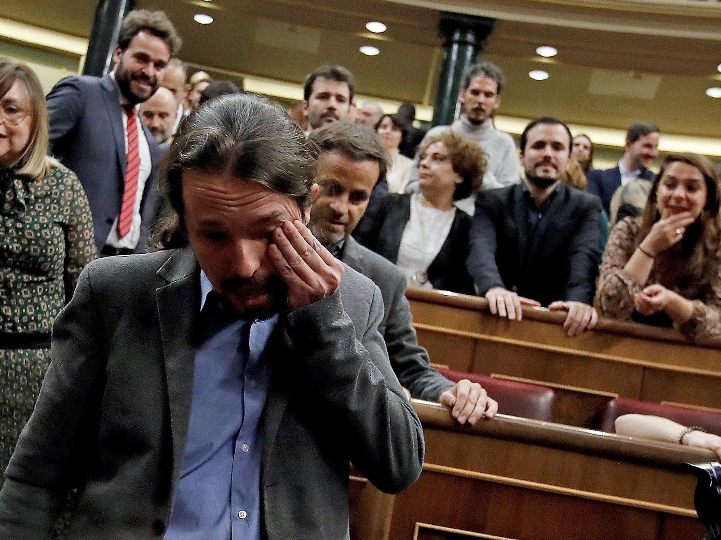 Pablo Iglesias se seca las lágrimas en el Congreso. (EFE)