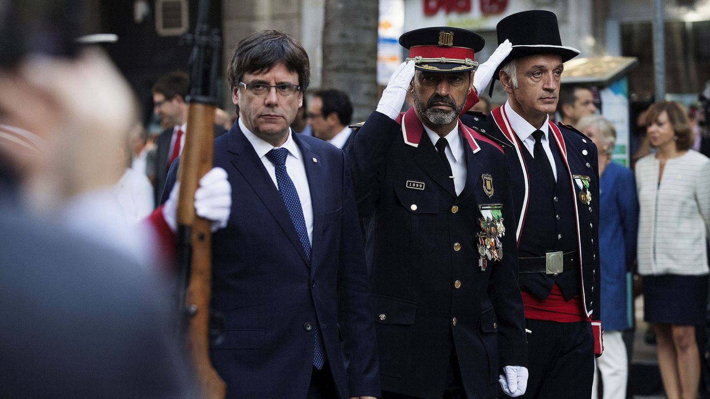 El presidente de la Generalitat, Carles Puigdemont (i), junto al 'major' de los Mossos, Josep Lluís Trapero.