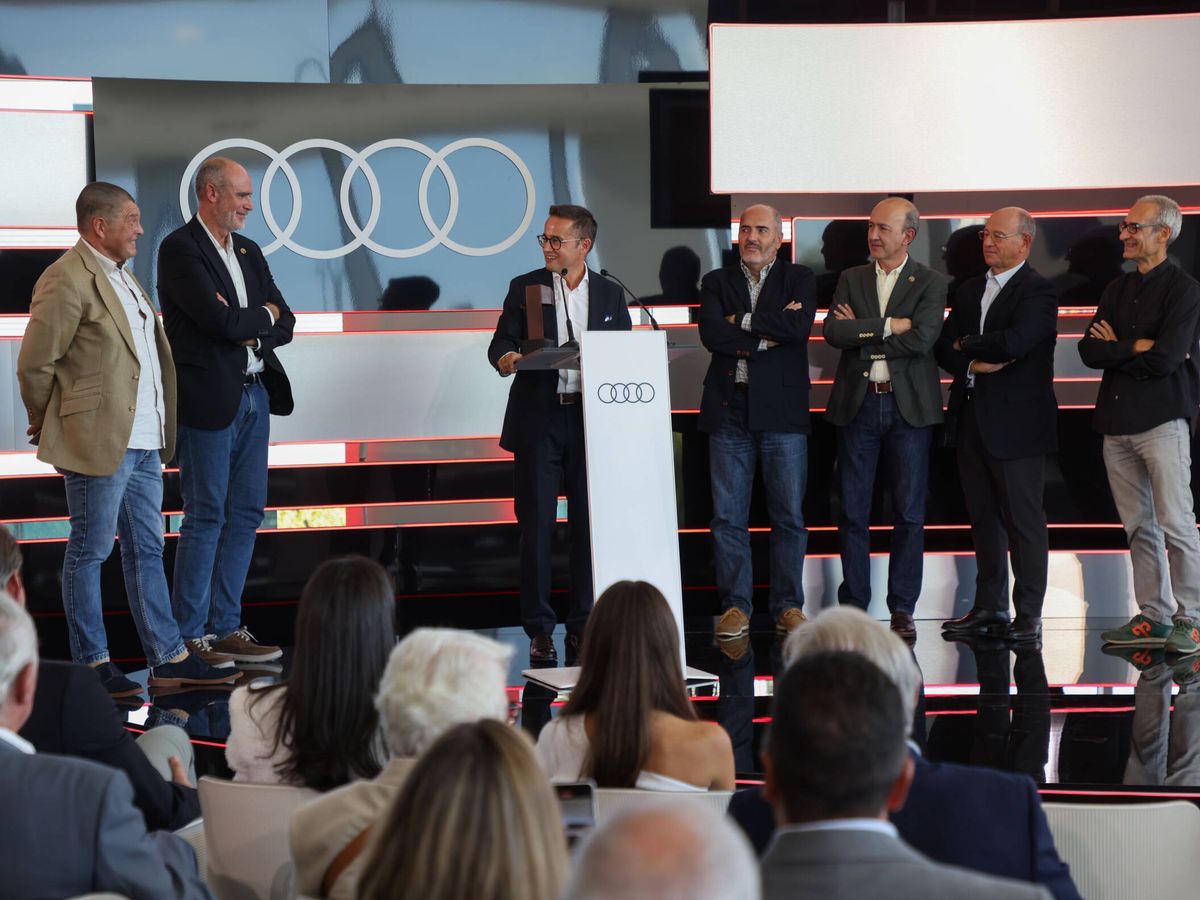 Foto: Fermín Soneira, vicepresidente senior de Audi, junto a los jurados españoles del premio 'Car of the Year'. (Audi)