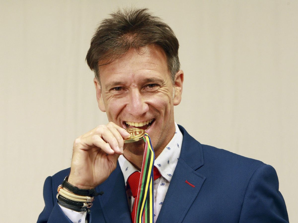 Foto: Alfonso Pérez, con la medalla de campeón olímpico. (EFE/Juanjo Lahuerta)