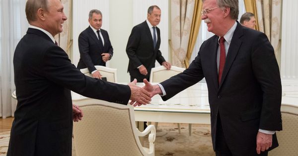 Foto: Vladímir Putin y John Bolton, asesor de seguridad nacional de Estados Unidos (EFE)