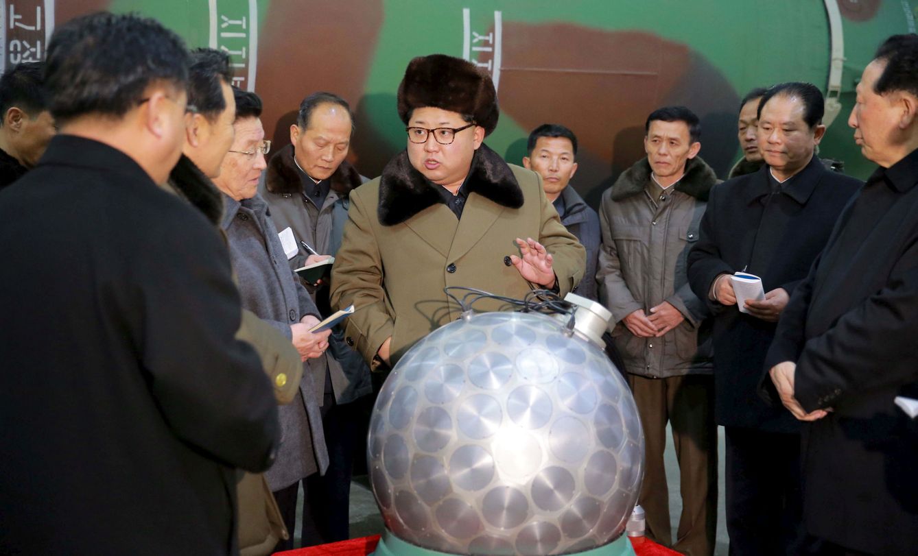 Kim Jong Un, minutos antes de una prueba balística. (Reuters)