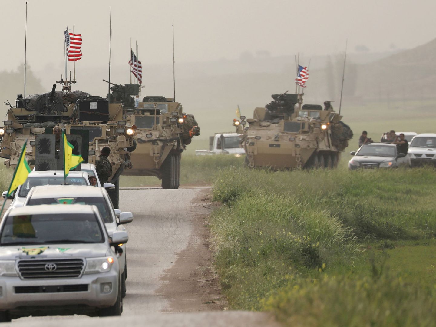 Un convoy de las FSD escoltados por blindados estadounidenses avanza cerca de la ciudad siria de Darbasiya, en abril de 2017. (Reuters)