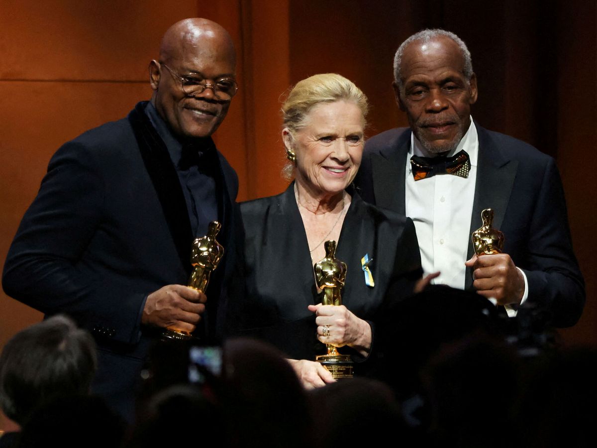 Foto: Samuel L. Jackson, Liv Ullmann y Danny Glover posan con su Oscar de honor (Reuters/Anzuoni)