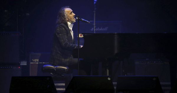 Foto: El cantante de Cómplices, Teo Cardalda, durante una actuación. (EFE)