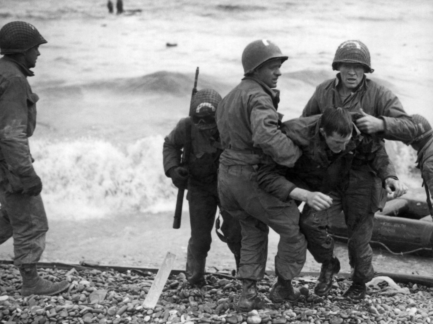 Soldados rescatados en la playa de Omaha. (Underwood Archives / The Image Works)