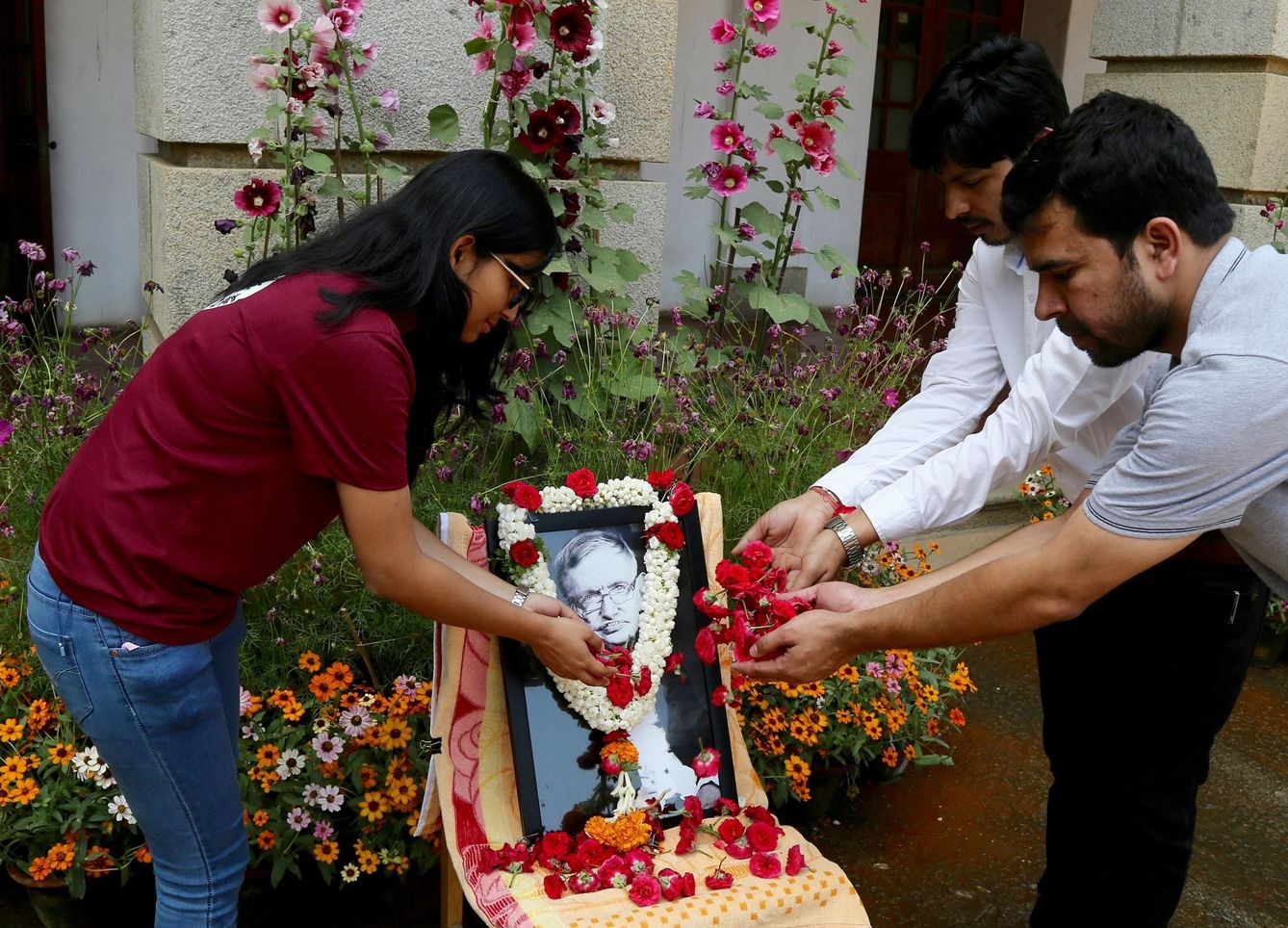 Miembros del Instituto Indio de la Ciencia depositan flores en honor al astrofísico británico Stephen Hawking en Bangalore (India). (EFE)