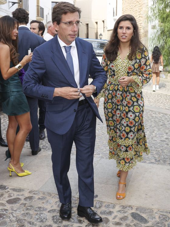 Teresa Urquijo, con José Luis Martínez-Almeida en una boda. (Gtres)