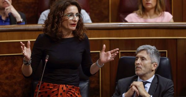 Foto: La ministra de hacienda María Jesús Montero, en la sesión de control en el Congreso de los Diputados. (EFE)