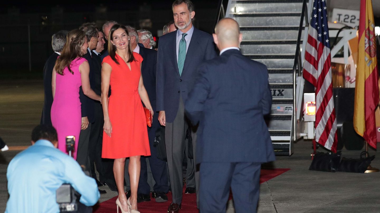 La Reina a su llegada al aeropuerto. (EFE)
