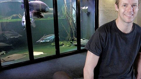 Un hombre se gasta 24.000€ en convertir su casa en un acuario y nadar con peces