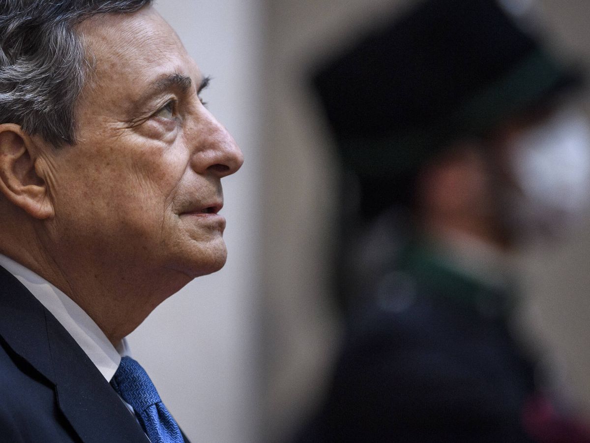 Foto: El primer ministro italianio, Mario Draghi, en la entrada del Palazzo Chigi. (Getty/Antonio Masiello)