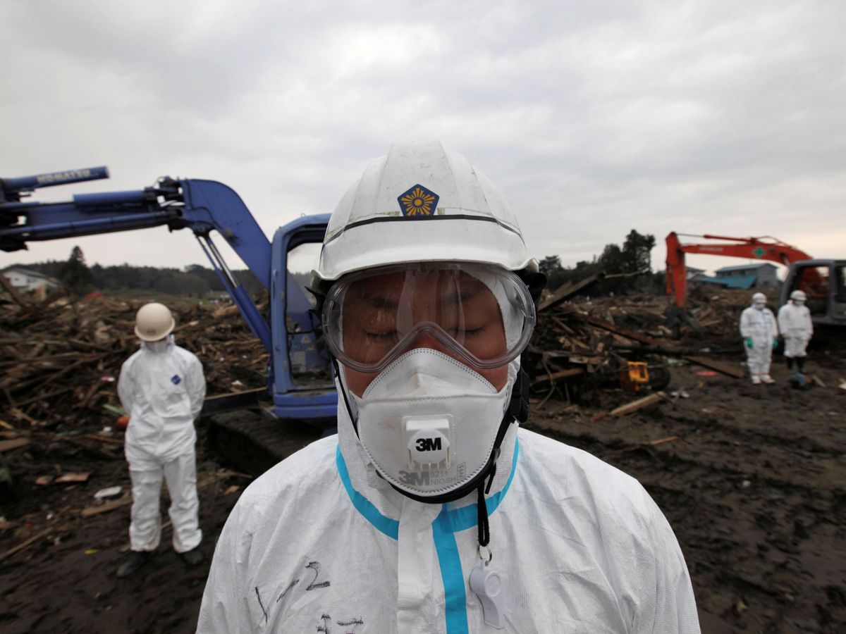 Foto: Policías con trajes de protección en la zona afectada de Fukushima en 2011. (Reuters)
