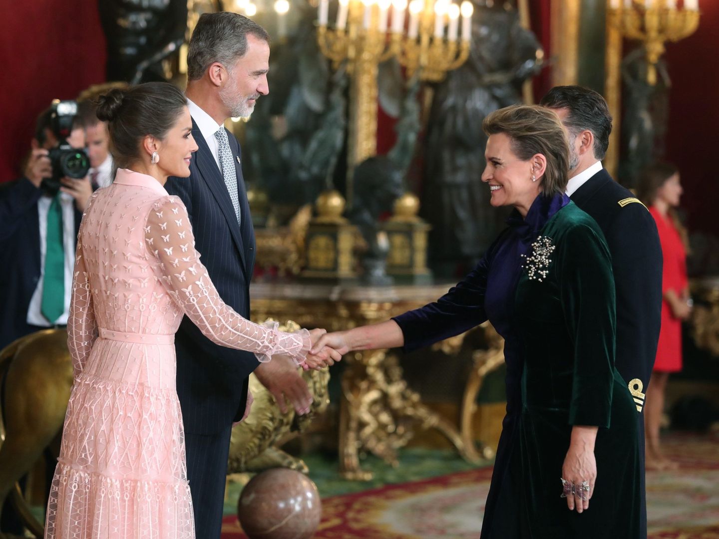 El rey Felipe VI, la reina Letizia y la soprano Ainhoa Arteta, durante la recepción oficial con motivo de la celebración de la Fiesta Nacional. (EFE)