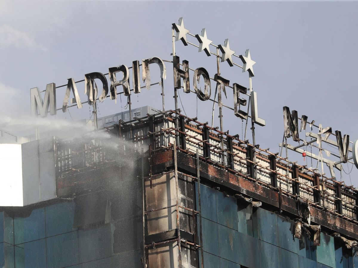 Foto: Incendio en el hotel Nuevo Madrid, en la zona norte de la M-30 de la capital. (EFE)