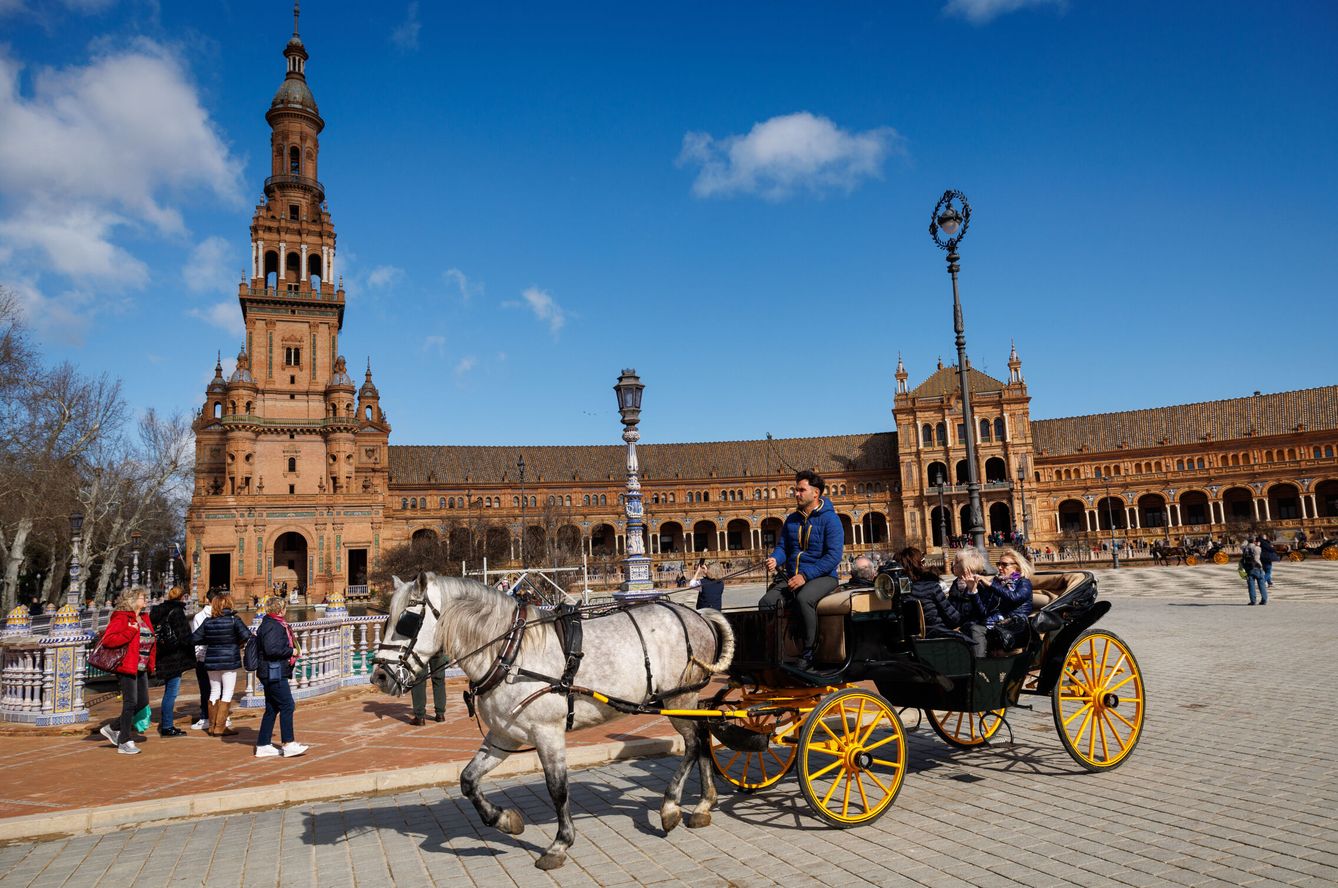 Varios turistas el pasado mes de febrero en la Plaza de España de Sevilla. (EFE/Julio Muñoz)