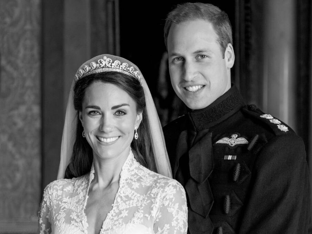 Foto: El príncipe Guillermo y Kate Middleton en una foto inédita de su boda. (Kensington)