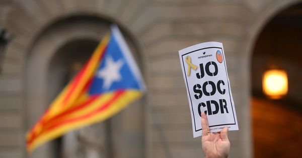 Foto: Un cartel en el que se lee: "Yo soy CDR", en Barcelona. (Reuters)