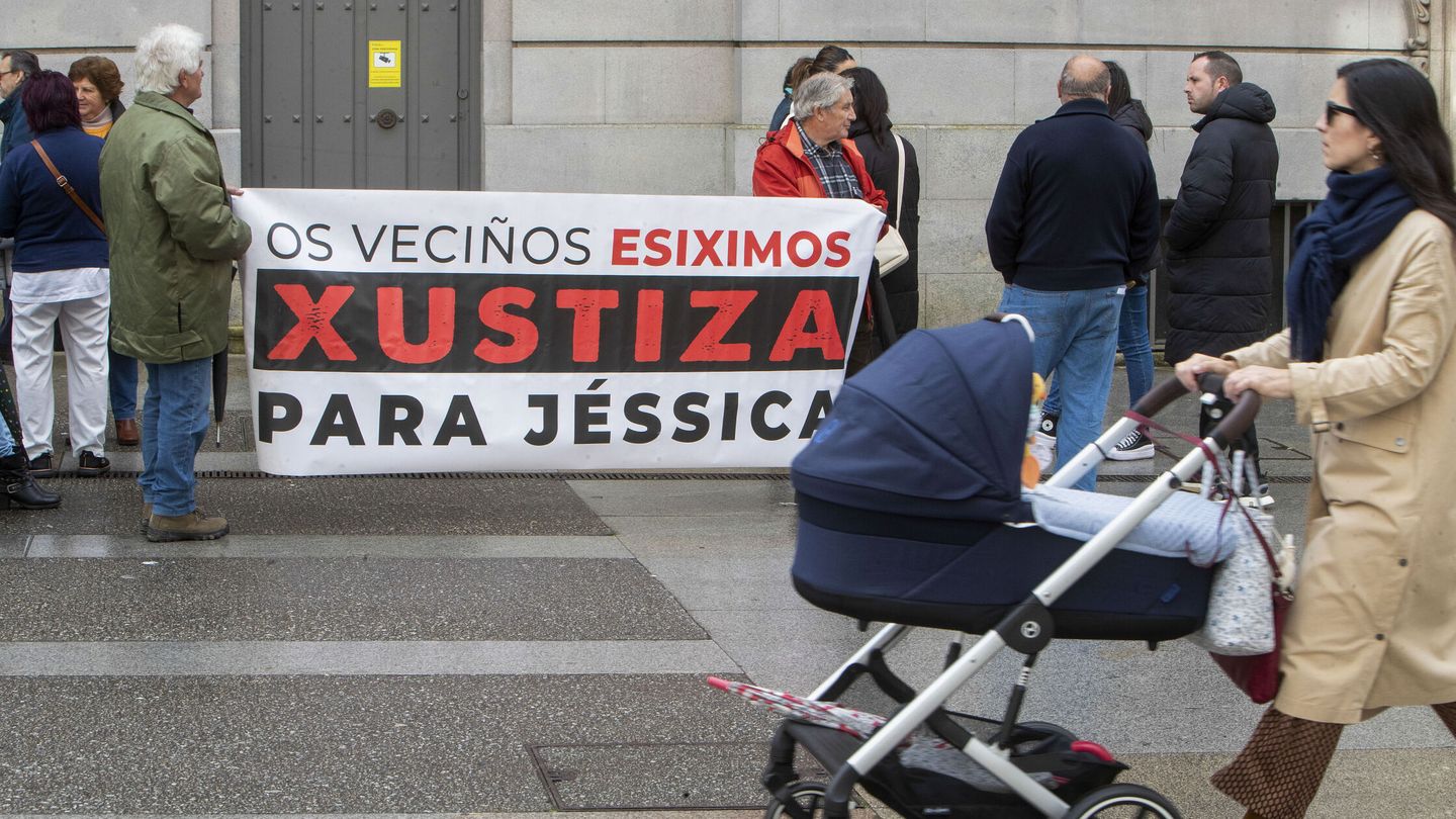 Vecinos concentrados a diario ante la puerta de la Audiencia de Pontevedra. EFE/Salvador Sas