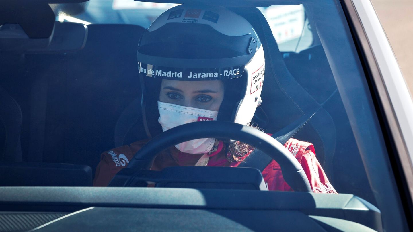 Isabel Díaz Ayuso pilota un vehículo en el Circuito Madrid Jarama RACE. (EFE/D. Sinova)