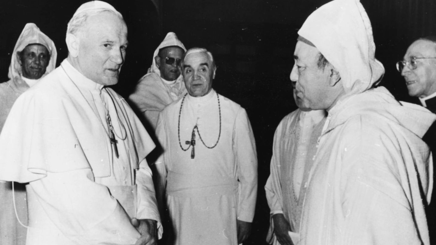 El rey Hassan II, charlando con el papa Juan Pablo II en el Vaticano. (Getty)