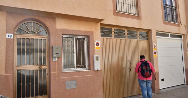 Foto: La Guardia Civil detuvo en esta barriada de Las Norias de Daza, en El Ejido (Almería), a una mujer de 38 años. (EFE)