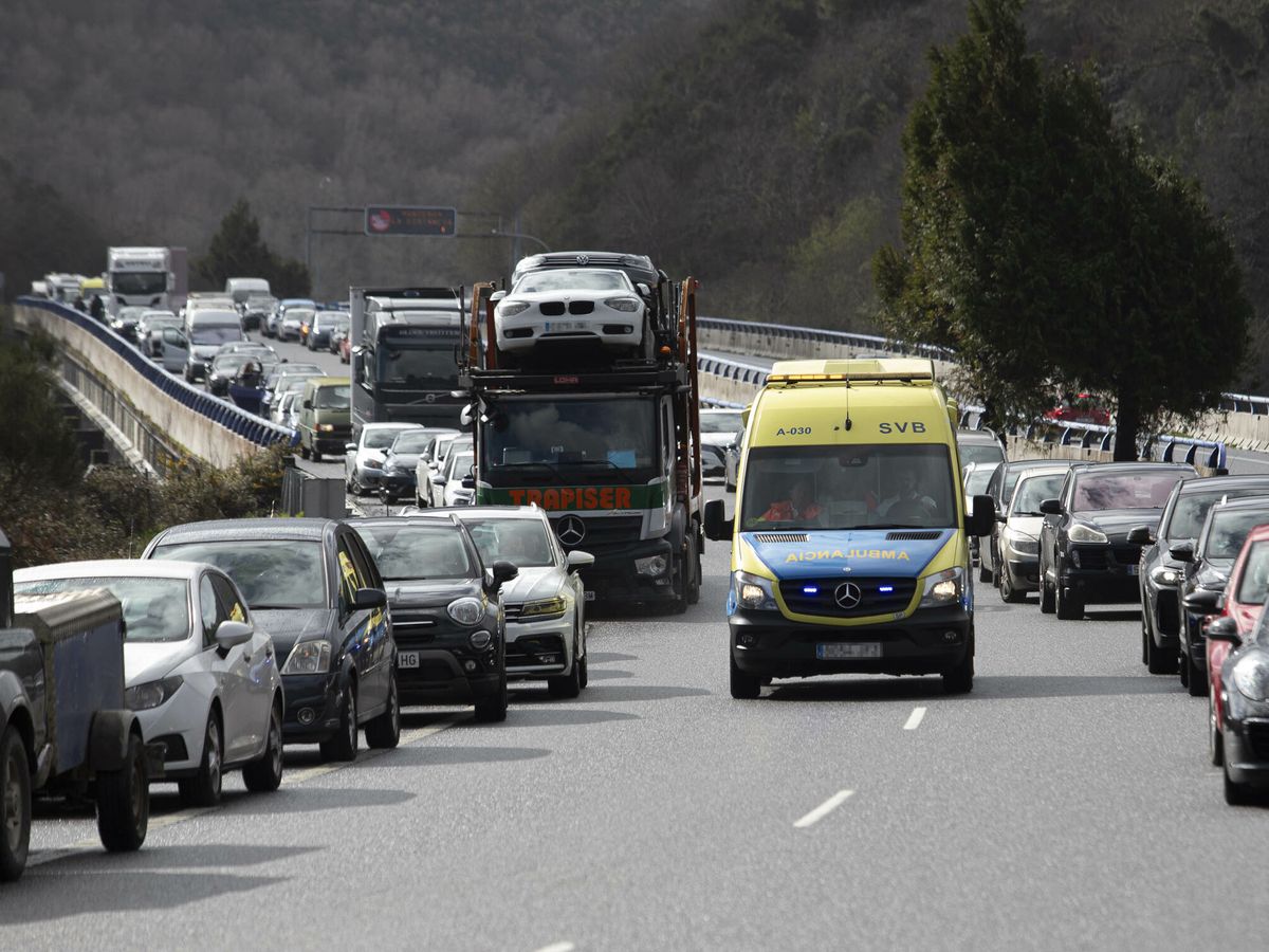 Foto: Una ambulancia pasa entre varios coches detenidos a causa de un accidente en imagen de archivo. (Europa Press/Adrián Irago)