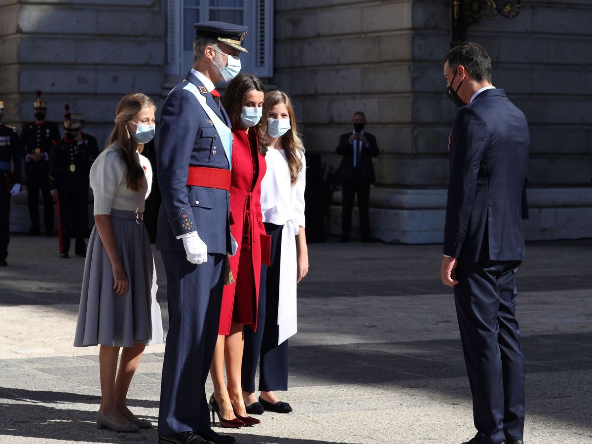 Foto: Los reyes Felipe VI y Letizia saludan al presidente del Gobierno. (EFE)
