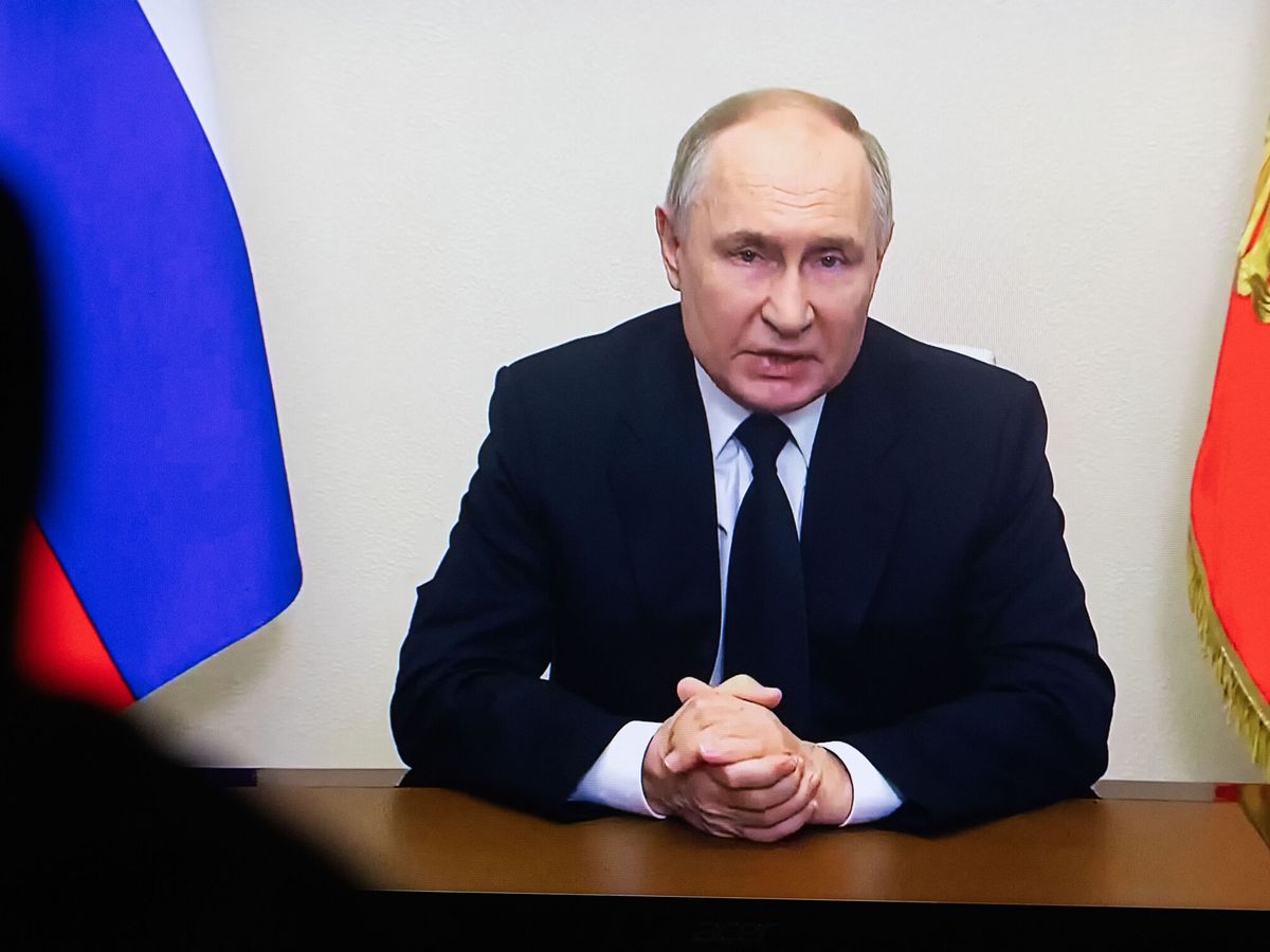Foto: El presidente ruso, Vladimir Putin, aparece en una pantalla de televisión mientras se dirige a los ciudadanos del país tras el atentado terrorista. (Europa Press/Artem Priakhin)