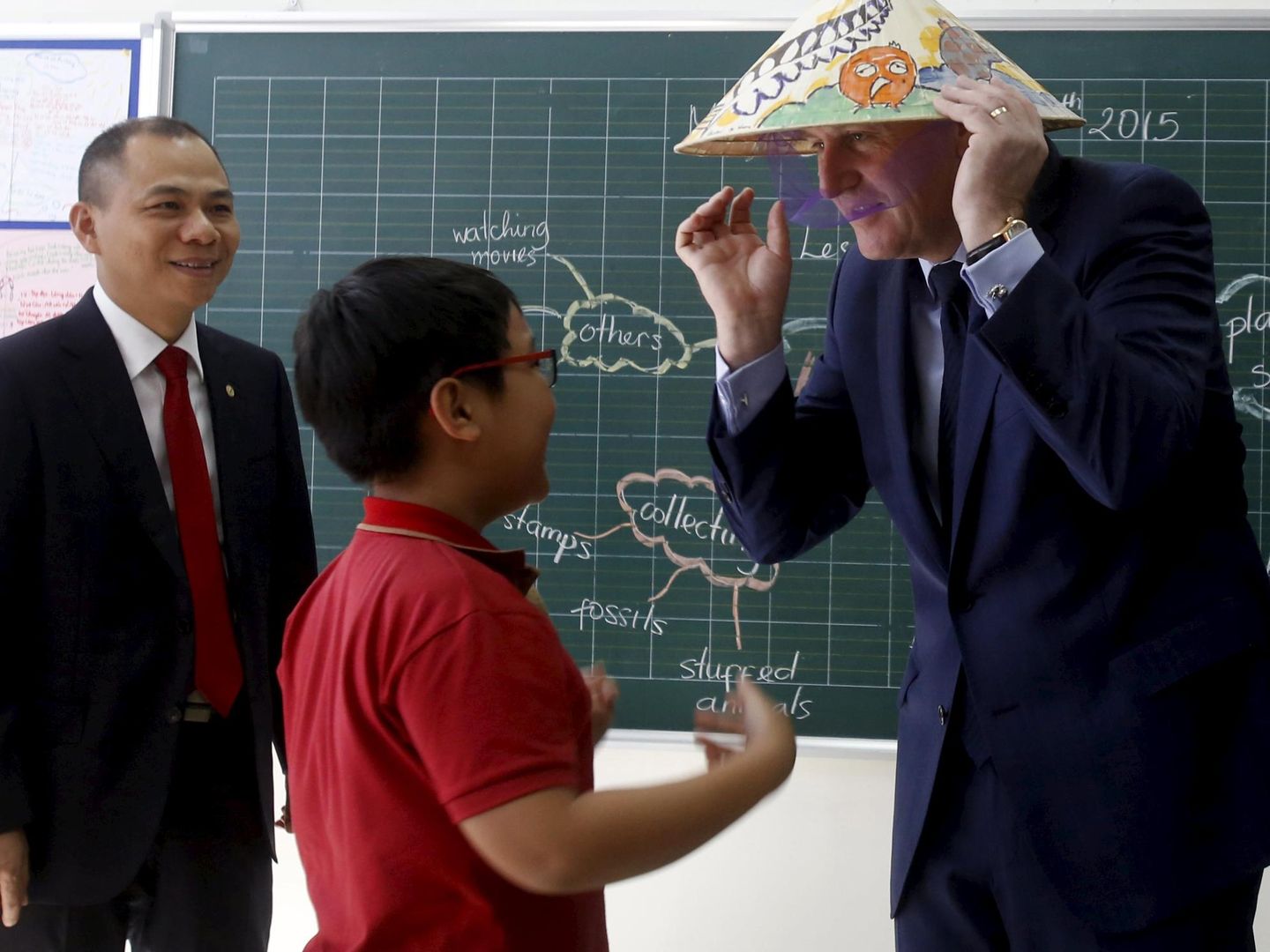 Pham Nhat Vuong, junto al primer ministro neozelandés, en una visita a una de sus escuelas. (Reuters)