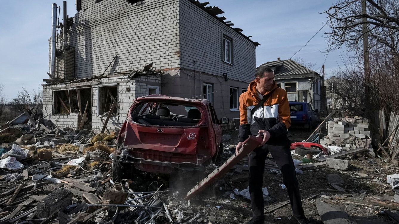 Foto: Una casa tras un ataque ruso con misil en la ciudad de Dnipro. (Reuters/Mykola Synelnykov)