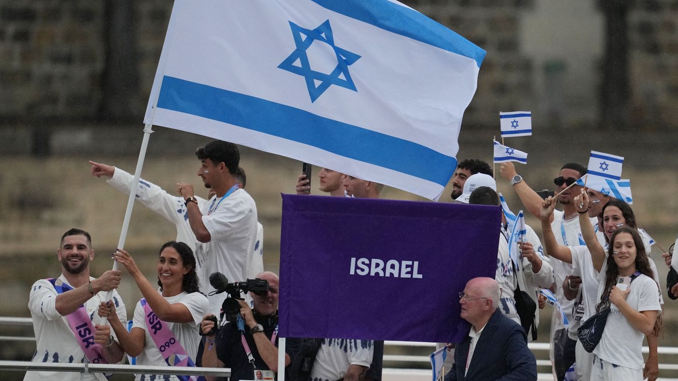 Foto: La delegación israelita, durante el desfile por el Sena. (Reuters/Aleksandra Szmigiel)