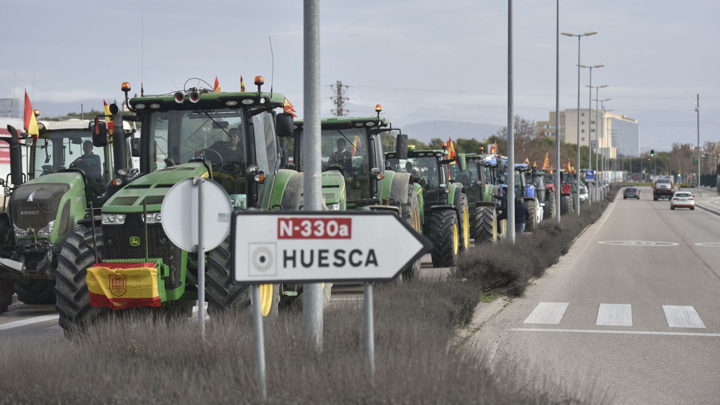 Decenas de tractores durante la tercera jornada de protestas  en Huesca. (Europa Press/Verónica Lacasa)