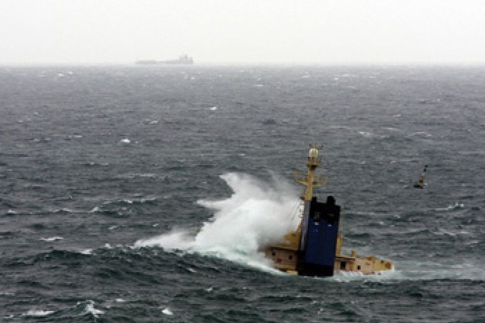 Foto: Un kilómetro de la costa de Algeciras sufre un vertido de hidrocarburos del buque New Flame