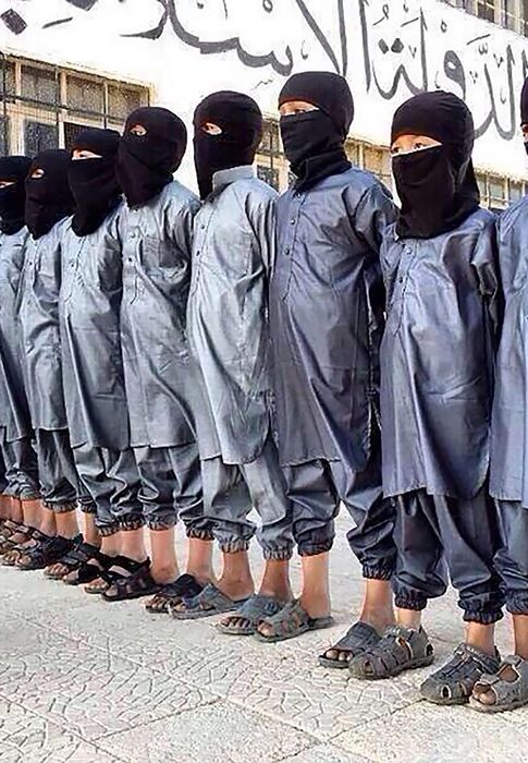 Foto: Niños uzbekos reclutados por el Estado Islámico en una imagen distribuida por ISIS News Media, Siria, 2014.