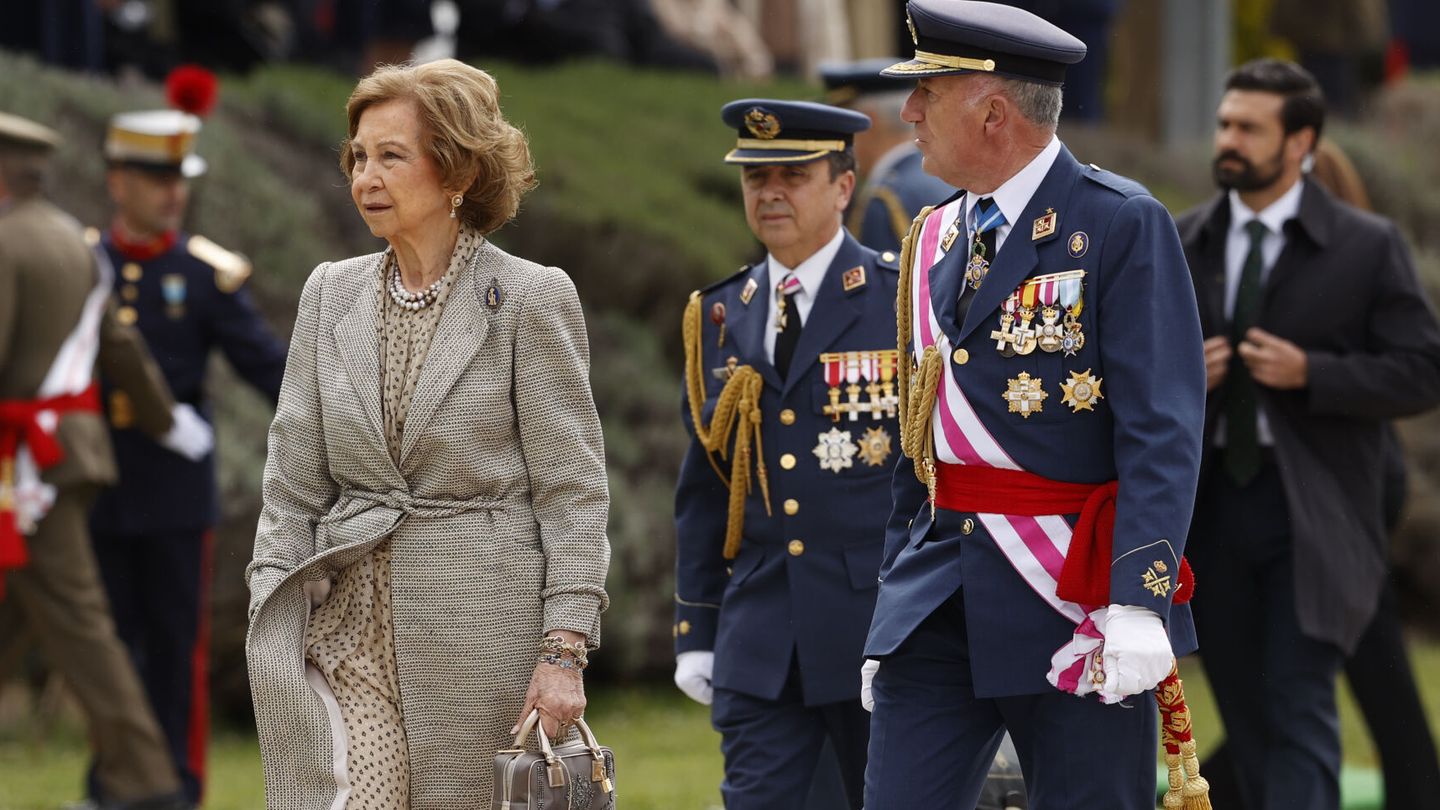 La reina Sofía conversa con el jefe del Cuarto Militar de la Casa de S.M. el Rey. (EFE/J.J. Guillén)