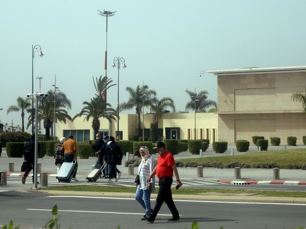 Foto: Pasajeros a su llegada del último vuelo operativo en el Aeropuerto de Rabat-Salé, este martes en Marruecos. (EFE)