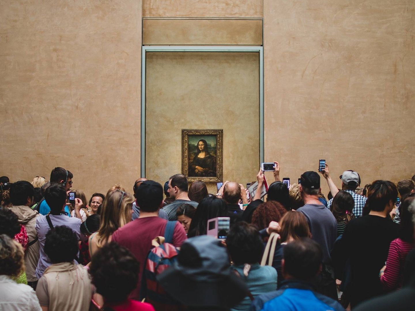 Decenas de turistas se amontonan frente a la Mona Lisa, en el Louvre, París. (Pixabay)