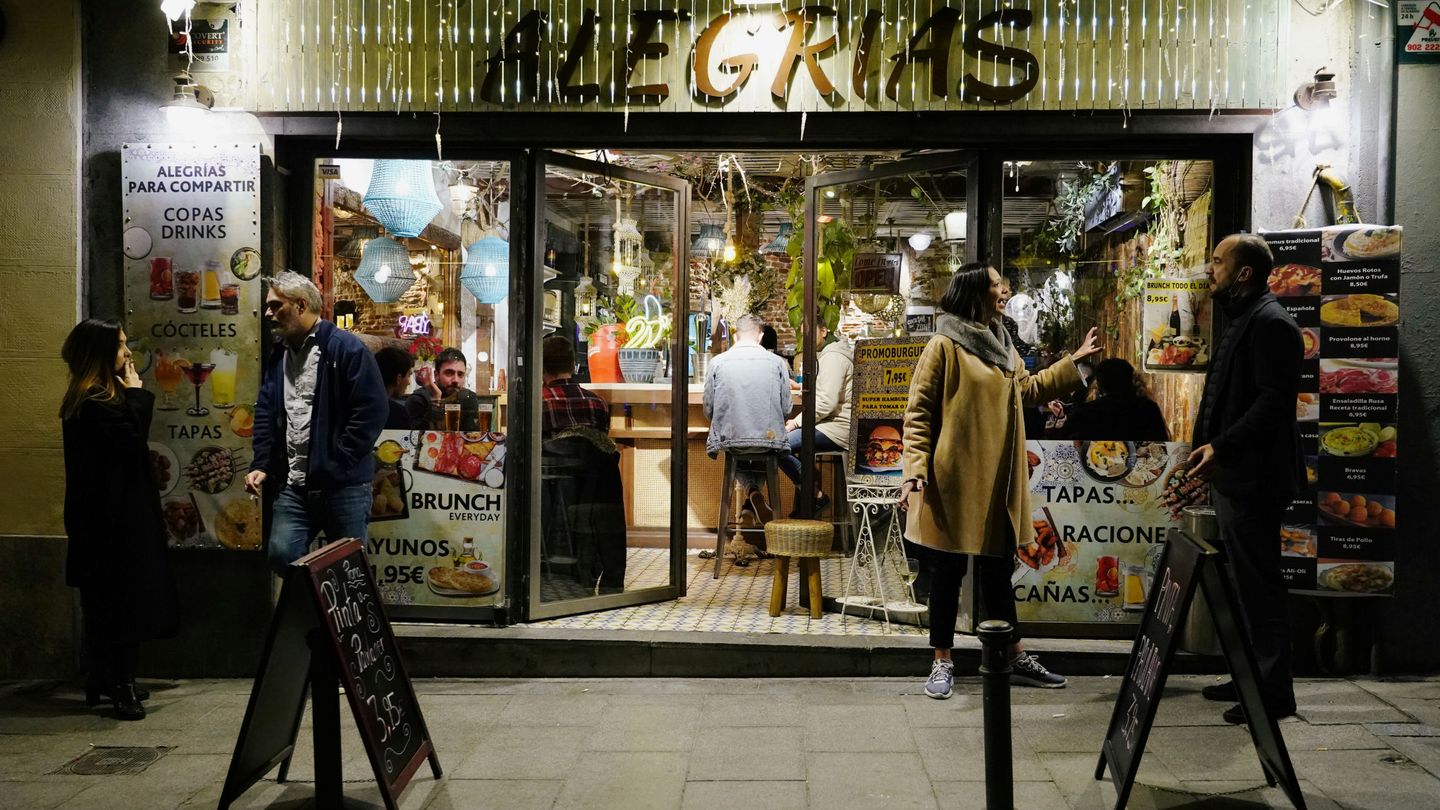 Gente hablando en el exterior de un bar de Madrid. (Reuters)